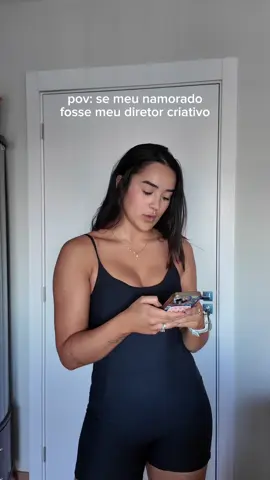 nada como um diretor criativo genial, não é mesmo? 🤌🏻🤌🏻🤌🏻🤌🏻✨✨ e o grande destaque: o copo life!!!!! ele merece tudo isso, porque é meu xodó, como sempre digo “minha garrafa conforto” é ele! o canudo me ajuda MUITO a beber mais agua e bater minha meta, e eu amo isso e o nosso cupom 🏷️AMANDAALI ainda soma descontro extra no site da @gocasebr 🫵🏻