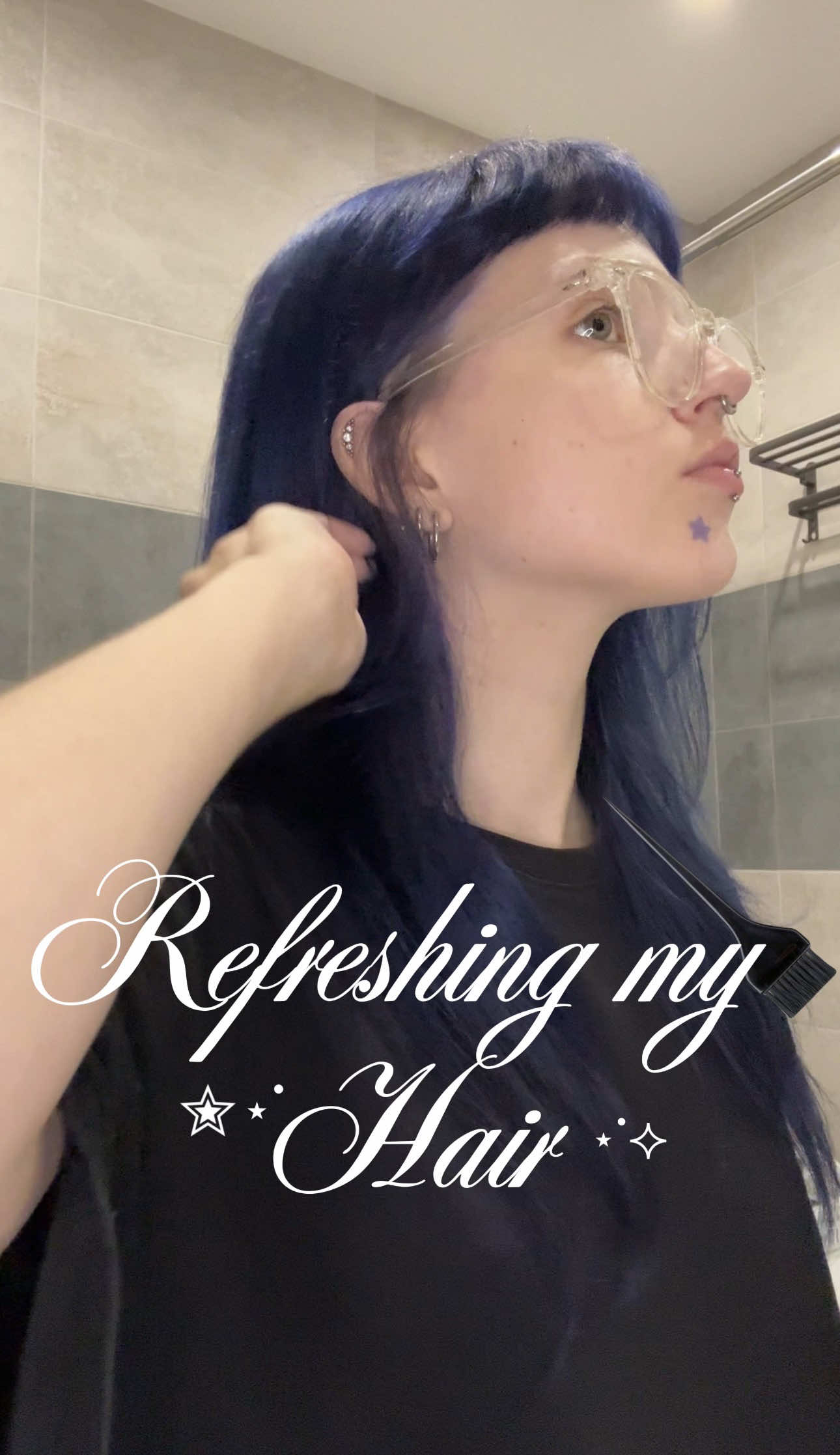refreshing my blue hair || my hair isn’t bleached!!! i have light brown hair #bluehair #hair #viral #midnightblue #fyp 