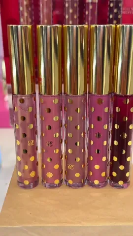 Part 3💖 Lip Gloss Unboxing & Swatches 😍✨ By Cheche 💋  No cap this glosses are cute as f and they smell so good. The coverage is sheer to medium✨ Can be worn alone or added layer on top your favorite lipstick.  Iykyk I loveeee me a good lip combo… Check out my @Estée Lauder lipstick and lip oil unboxing on my page🔥 ✨Like, Comment, Share for More 💋 #esteelauder #lipgloss #holidaysets #unboxing #swatches 