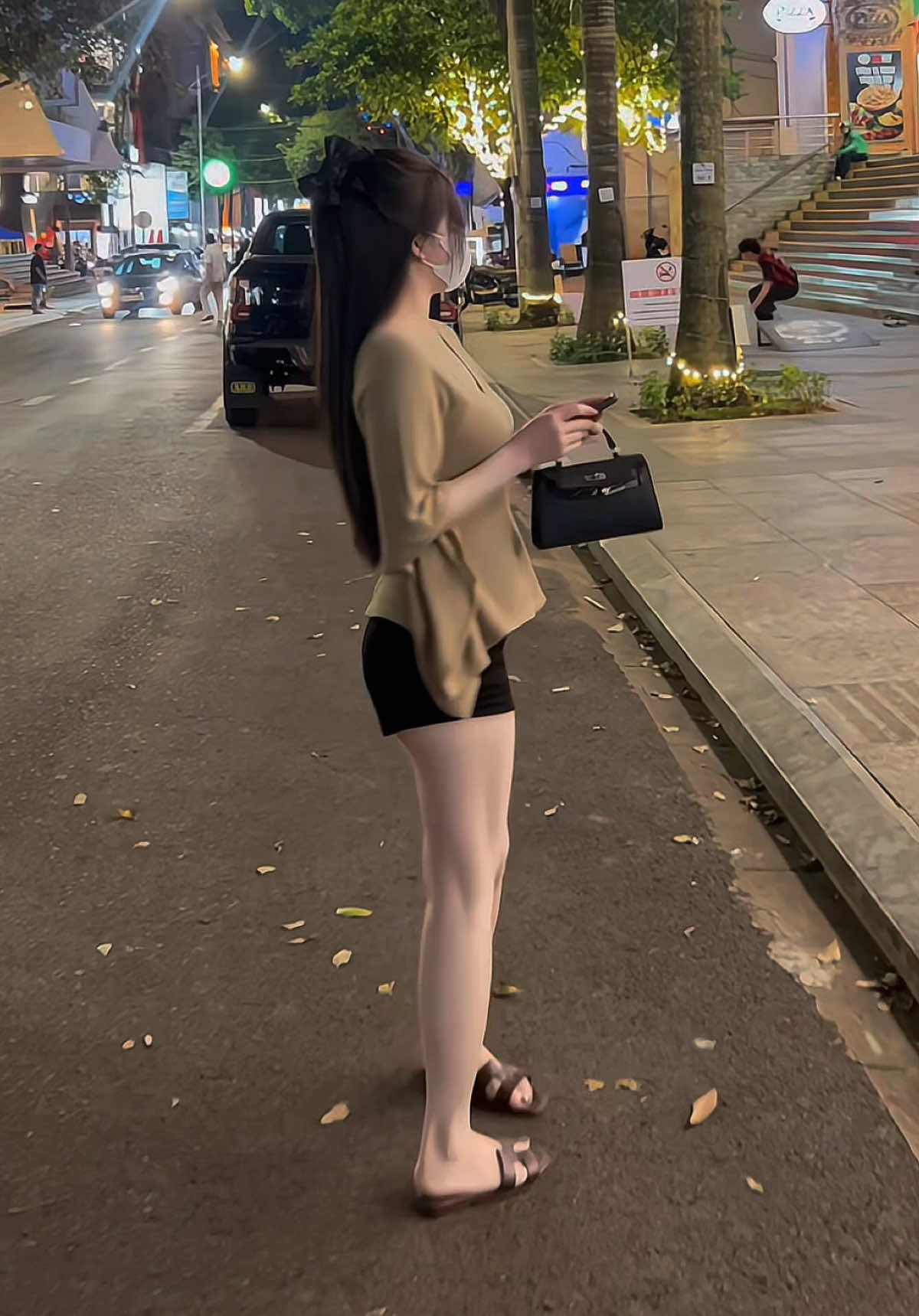 Em nghĩ nếu em làm anh cười, anh sẽ yêu em hơn. Nhưng khi nhìn anh cười, người yêu nhiều hơn lại là em...