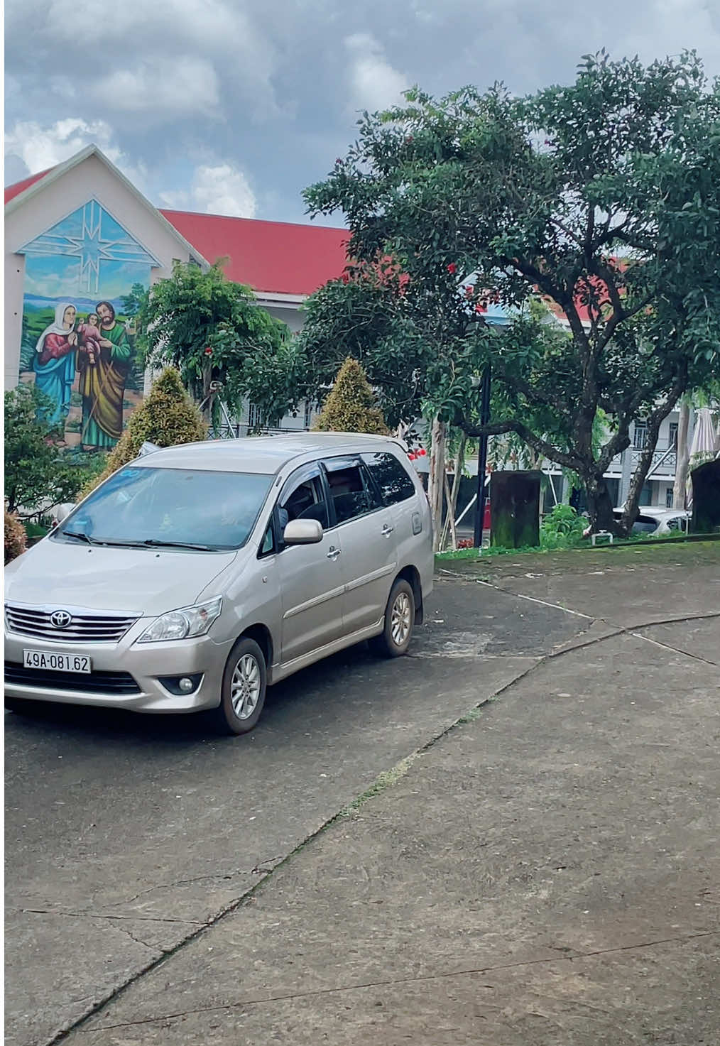 Sáng nay 5/10  đã được đưa tiễn 2 cô chú và cháu ngoại 11 tuổi đoạn đường cuối cùng, đây là chân dung của 3 nạn nhân xấu số trong vụ thảm sát kinh hoàng tại Đak Nhau. Thành kính phân ưu cùng gia đình. Sự sống mong manh quá.