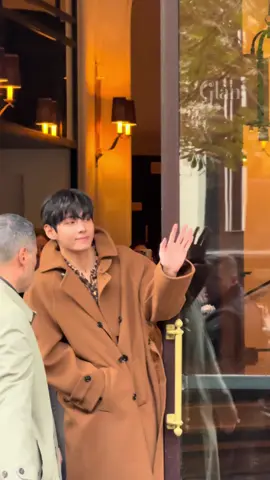 #taehyung return to his hotel today in Paris #fasionweek #paris #celine #bts  
