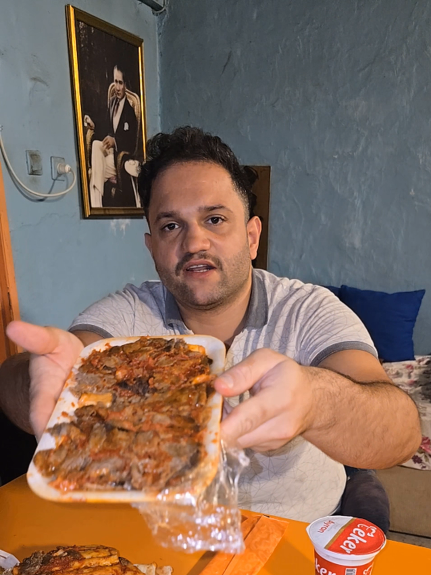 Bugün Horoz Döner (Gülpınar) İşletmesinden Yemek Deniyorum , 350 TL'ye 125 TL İndirim Aldığım İçin Uygun Fiyatlı Gördüğüm Menüyü Sipariş Ettim , Et Döner + Ayran + Salata + Cips 270 Tl Civarı Bir Para Ödedim . Fiyatı Bence Uygundu , Döneri Ortalama Yada Biraz Üzeri Diyebilirim , Salataları Taze ve Güzeldi , Patatesler Taze Pişirilip Kapalı Kutuya Katıldığı İçin Hamur Olmuştu Kötüydü , Dönerin Sosu ve Ekmeği Güzeldi Son Olarak . Zaman Zaman Yemek Yenilebilir Bir Yer Olarak Burayı Sizlere Paylaşmak İstedim , Sizlerde Yorumlarda Görüşlerinizi İletebilirsiniz . Saygılarımla. Horoz Döner Ailesine ve Çalışanlarına Hayırlı İşler Bol Kazançlar Diliyorum. Ücretsiz #reklamm #asmr #food #restaurants #yemek #adanakebap #adanasokaklezzetleri #döner #fityemek #restaurant #reelsvideo❤️ #keşfett #memes #funny #neredeyemekyenir #adana #diyetgünlüğü #menü #etdöner #etiskender #iskender