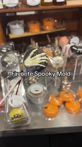 This mold + modeling chocolate = 💀😍🦇 #halloweencakepops #cakepops #spookycakepop #skeletoncakepop#skeletonmold 