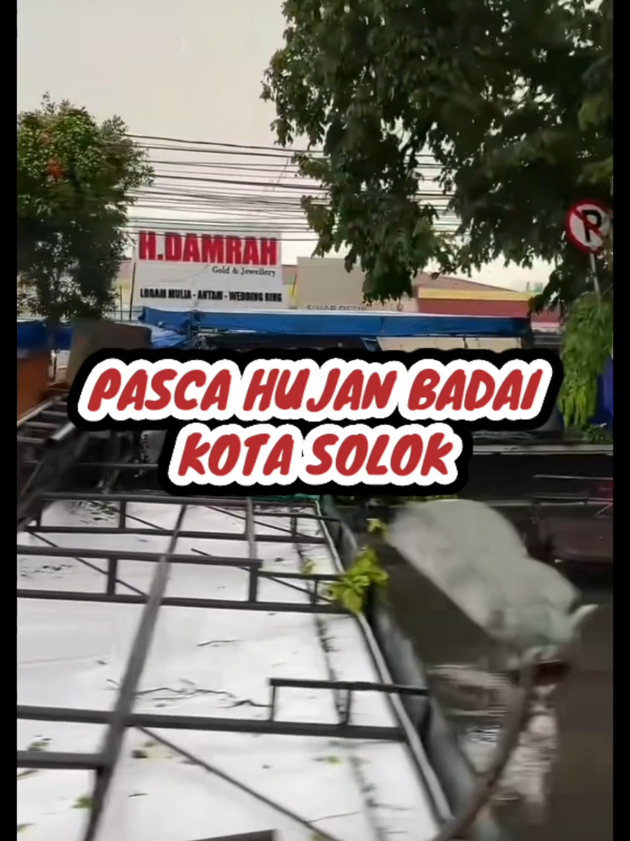 HUJAN BADAI KOTA SOLOK DAN KAB SOLOK 5 OKTOBER 2025 MENGAKIBATKAN ATAP RUMAH PENDUDUK BANYAK YANG DITERBANGKAN ANGIN#sumbarrancak #sumbartiktok #kotasolok 