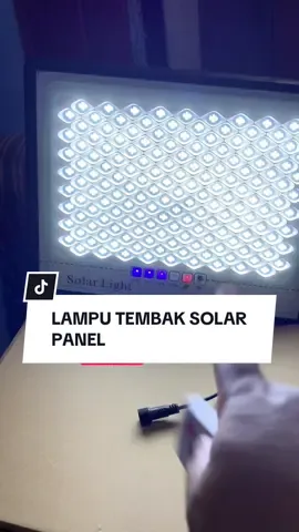 Lampu tembak solar panel otomatis biar hemat tagihan listrik