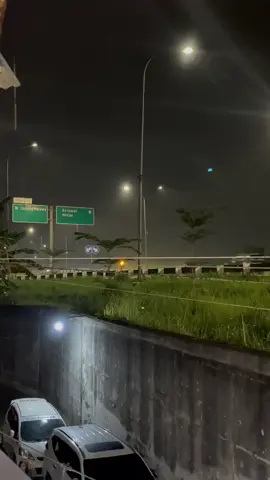 jika langit mu sudah cerah jangan lupakan payung yang menemanimu disaat badai.☔  #sadvibes🥀 #badayuangkapulaucinto  #simpangkayubesar#ggsumber 