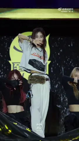 从一开始毛毛雨到后面雨越来越大 🥹都湿透了#王者荣耀电竞派对音乐节  #yuanyiqi #袁一琦 