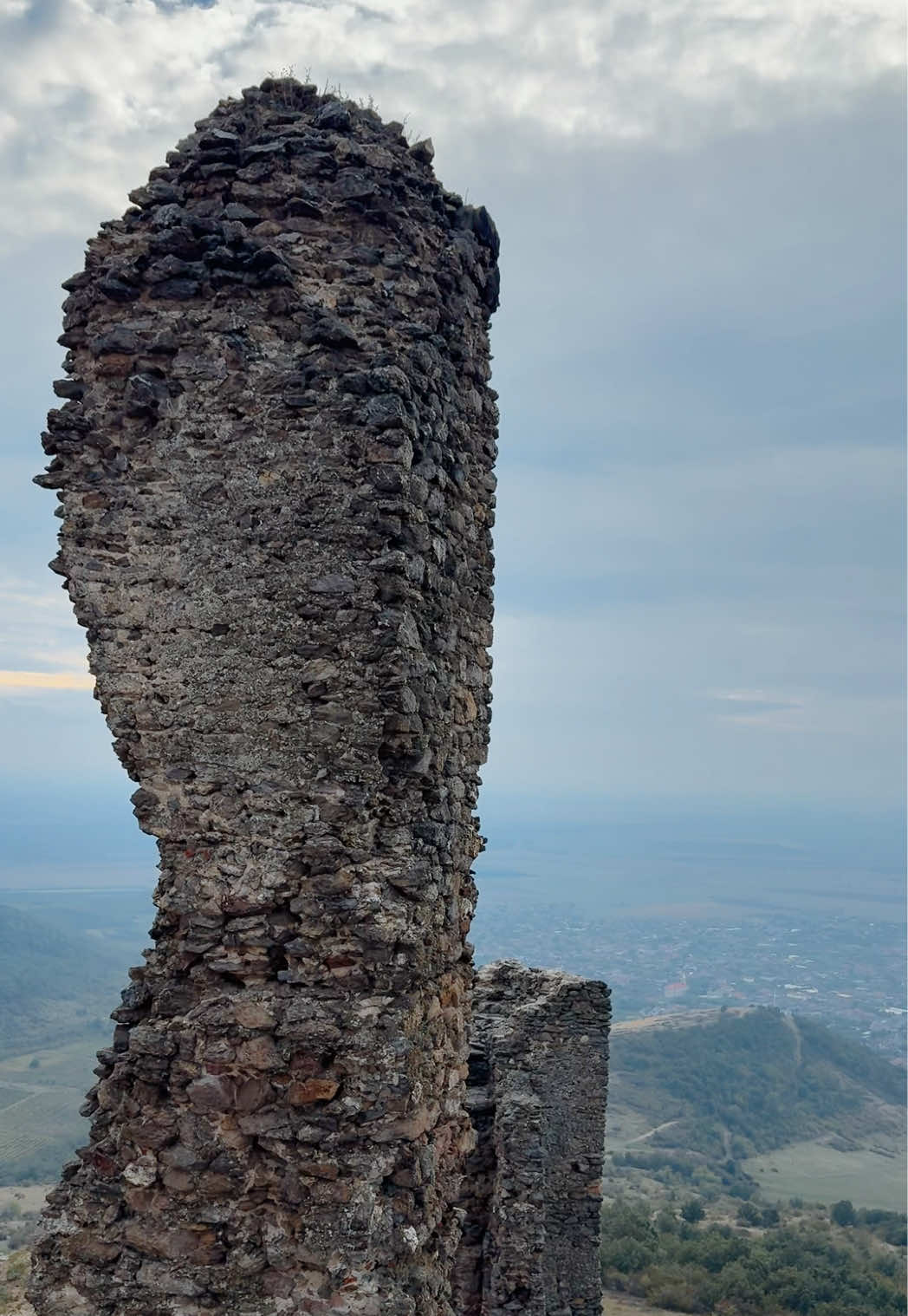 Recunoști cetatea? 🏰 Ridicată în secolul XIII, cetatea a fost martora trecerii lui Matei Corvin și Mihai Viteazul. Astăzi, ruinele ei oferă una dintre cele mai spectaculoase priveliști din vestul României 💫 #cetate #curiozitati #romaniamagica #arad #siltrips 