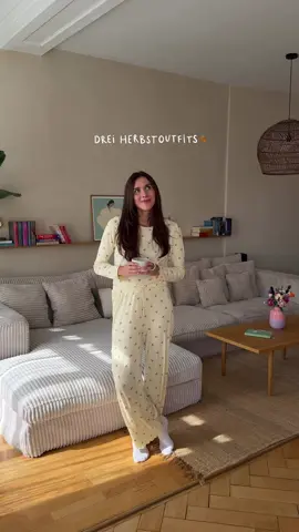 Herbst = die beste Outfitzeit ich lieb meinen Kleiderschrank im Herbst immer am allermeisten - endlich kann ich wieder all meine Kuschelpullis tragen, Boots mit Strumpfhosen und süßen Röcken kombinieren und an sonnigen Tagen ist es trotzdem noch nicht so kalt, dass man alles unter einer dicken Jacke verstecken muss ich hab euch heute mal drei meiner liebsten September Outfits kombiniert, noch nicht so super dick & eigentlich perfekt für die Temperaturen gerade Welches Outfit ist denn euer Favorit? #herbstoutfit #outfitideen #herbststimmung #herbstliebe
