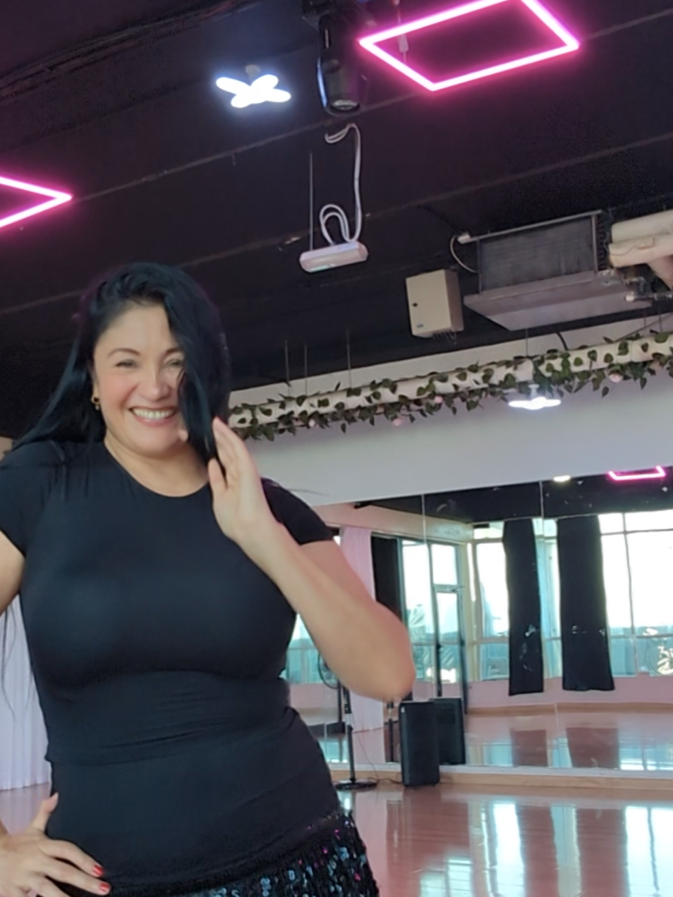 hi ☺️  #dubaibellydanceclass #bellydanceclass #bellydance #justdance #bellydancetiktokers 