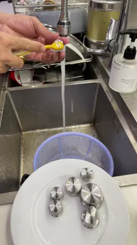 Răng có thể k đánh nhưng núm nút phải đánh rửa sáng choang các cụ ak