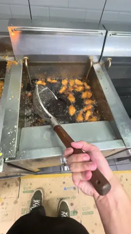 gà kia ai rán mà giòn, cam kia ai bổ mà mòn cả tay 🍗 #duhocsinhhanquoc #kyochon #xuhuong 