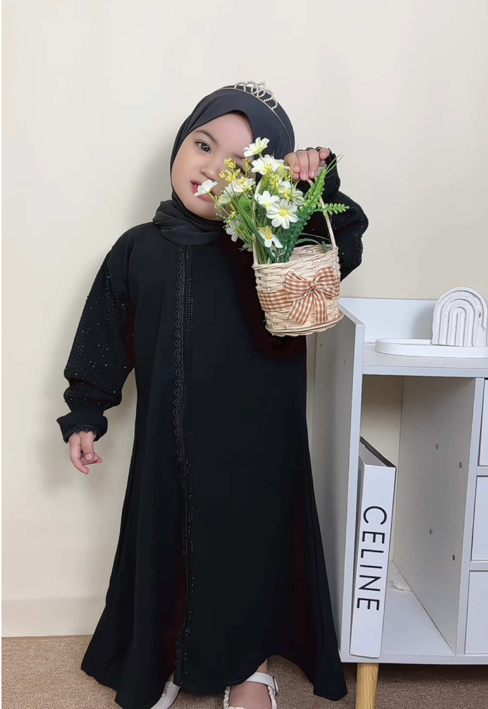 Assalamualaikum bestie 🥰🫶🏻  Abaya celine by @Alaydrus Collection 🖤  #fyp #abayaanak #anakcantik #bajumuslimanakperempuan 