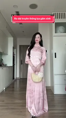 Chiếc áo dài xinh diện lên cực kỳ tôn dáng, mềm nhẹ siêu thướt tha ý #aodaivietnam #aodaitruyenthong #aodai #aodaidep #aodaitet 