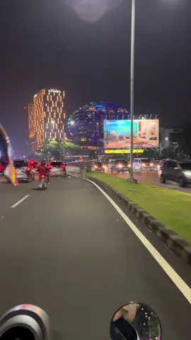 Muter muter gading Serpong malam hari tu syahdu,, walaupun tidak jelas tujuan #gadingserpongupdate #bsd 