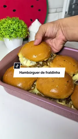 Final de semana é assim por aqui kkkk. Veio aí um hambúrguer de fraldinha na travessa que sinceramente? Fica divino de bom😮‍💨🍔 #receita #doces #lanche #marido #receitasimples 