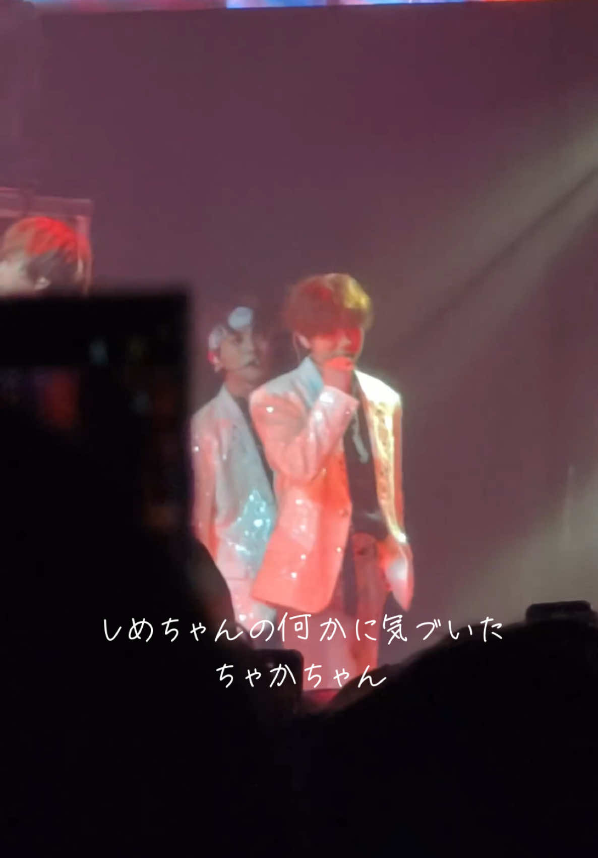 20250909トラジャ ワルツ香港  このしめちかーー 舞台の1シーンみたいにさりげなくカバーするの素敵すぎん？とても良きでした☺️ @Chaka_TJ @七五三掛龍也/Ryuya Shimekake  #TravisJapan #travisjapanworldtour2025viisual  #宮近海斗 #七五三掛龍也 