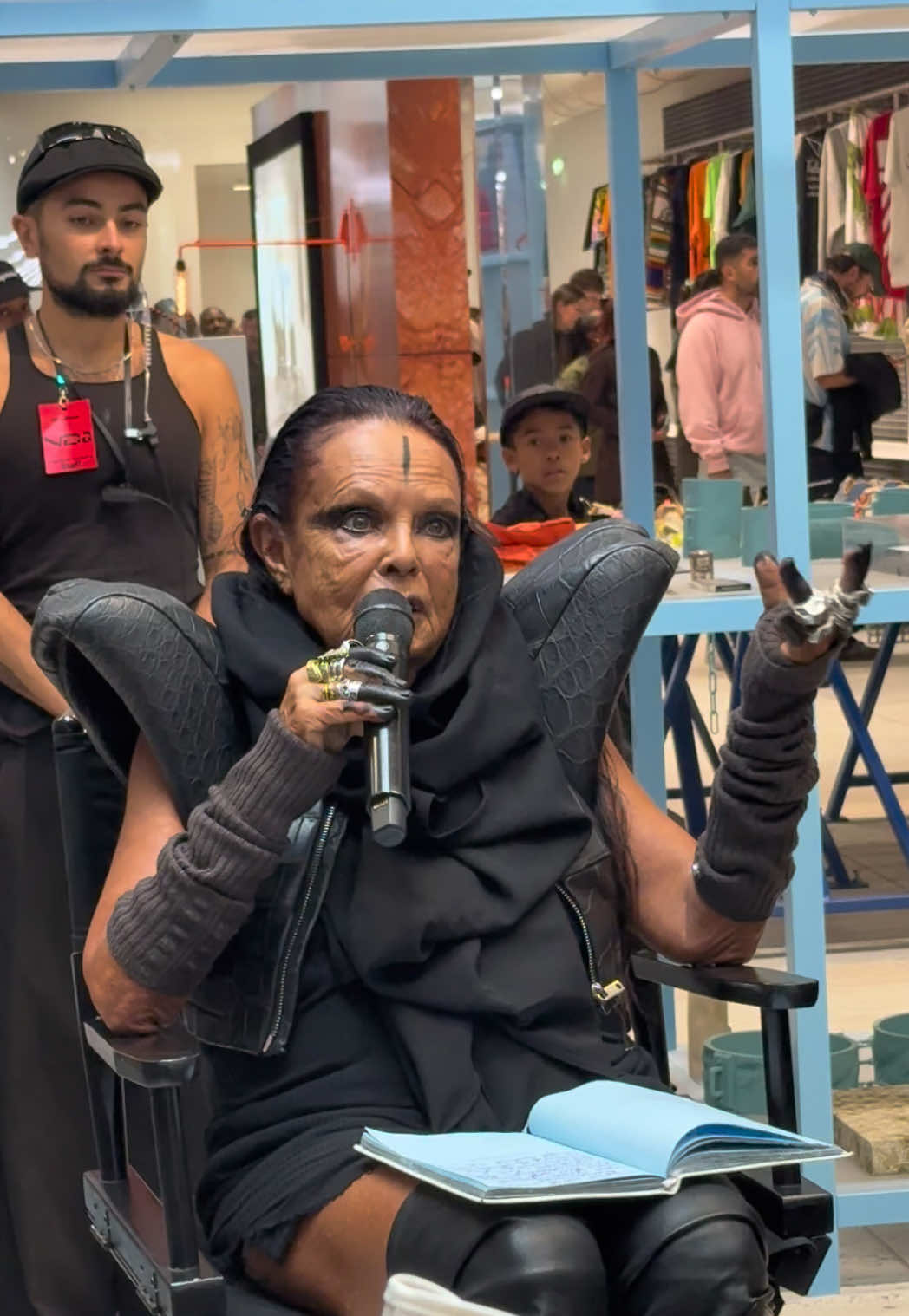 Michèle Lamy reads a poem dedicated to Virgil Abloh 🖤 #michelelamy #virgilabloh #lukasabbat #parisfashionweek #rickowens 