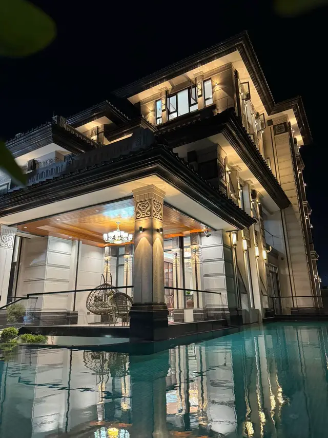 Ánh sáng đêm phản chiếu từng đường nét kiến trúc — nơi vẻ đẹp cổ điển hòa cùng sự tinh tế hiện đại. Biệt thự không chỉ là nơi ở, mà là tuyên ngôn của đẳng cấp. ✨🏛#xuhuong #Home #fyp #thietkenhadep #foryou 