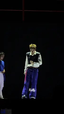 Bé Không lò vi sóng HN rùiii. Hôm nay có fanchant to quá trời rồi, tự hào quá 💙💛 @Dương Domic #duongdomic #trandangduong #khongthoigian #tigerstreetfootball 
