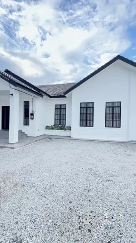 Rumah Putih🤍 Banglo berkeluasan 1,850kaki persegi mempunyai 4 bilik tidur & 2 bilik air.Rekabentuk rumah & pelan lantai di design oleh designer kami sendiri.Setiap rumah kami design khas mengikut citarasa & bajet client. Jom realisasikan rumah idaman anda bersama kami #binarumahatastanahsendiri #kontraktorterengganu 