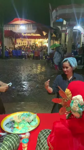 Semangatnya bapak sama ibu aji, maseppo dalle’ta bapak ibu beserta Tuan rumah dan masyarakat tumbu kecamatan topoyo, senang bisa menghibur kalian🙏🏻🙏🏻🙏🏻 Jangan maki ragu panggil grup sayang sayang @LOANA ART kalau ada acarata insya allah senangki menonton hehehe #fypシ゚  #sayangsayangmandar  #warisanbudaya  #lestarikanbudaya 