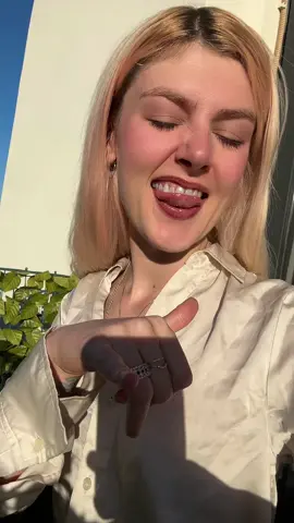 this lipgloss is crazyyyy 😻😻😻😻 #sparkly #sparklylipgloss 