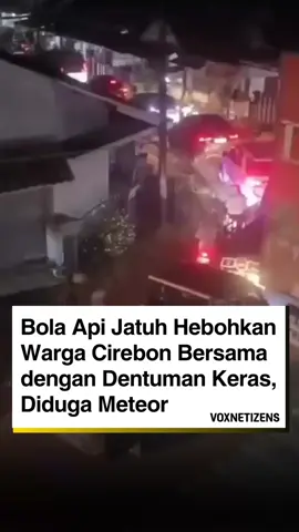 Warga Cirebon digegerkan suara dentuman keras disertai bola api jatuh dari langit pada Minggu (5/10) malam. Fenomena itu terdengar di beberapa wilayah seperti Mundu, Astanajapura, dan Lemahabang. Badan Meteorologi, Klimatologi, dan Geofisika (BMKG) memastikan dentuman tersebut bukan akibat aktivitas gempa bumi. Sementara itu, LAPAN menduga cahaya dan suara keras itu bisa jadi berasal dari benda langit yang memasuki atmosfer atau sisa satelit yang terbakar di udara. 📍Cirebon, Jawa Barat 🕗 Minggu malam (5/10/2025) #Cirebon #FenomenaLangit #voxnetizens