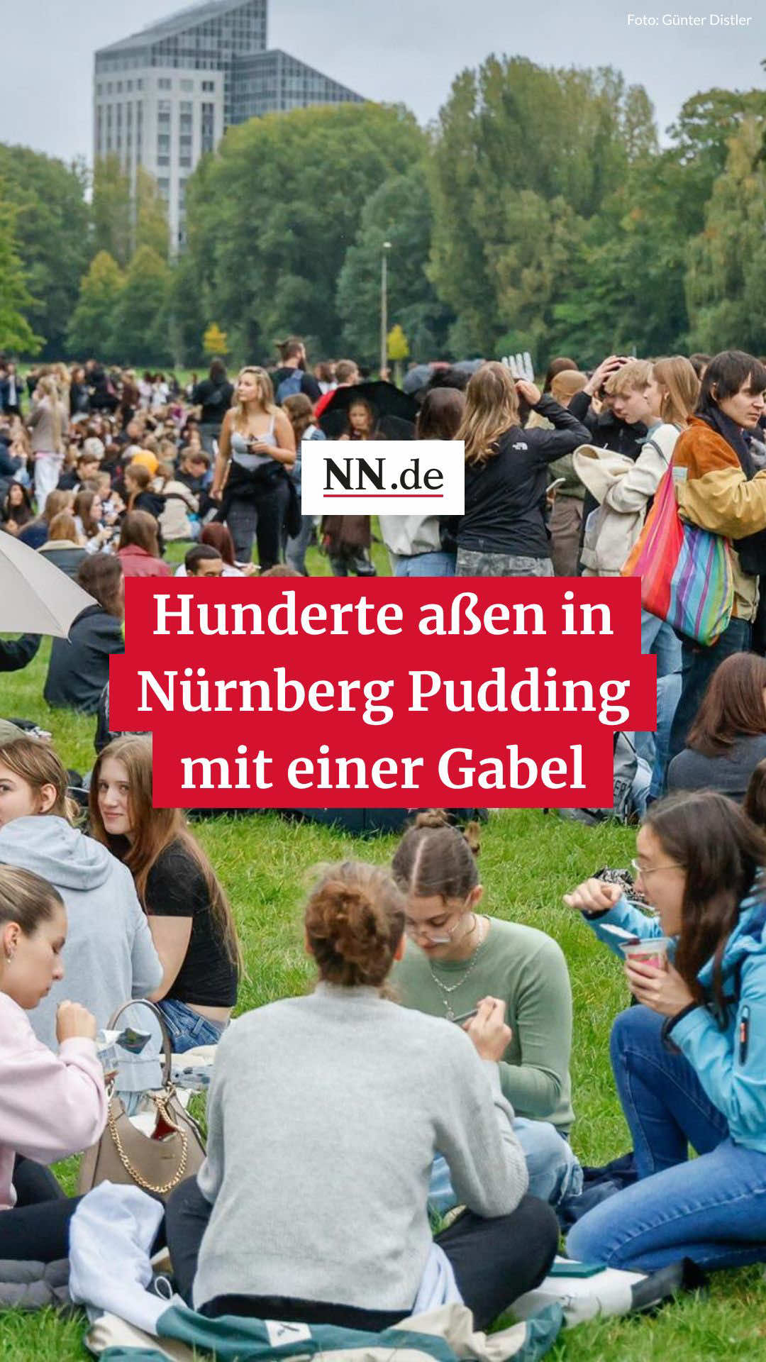 Hunderte von Menschen haben sich am Samstag in #Nürnberg auf der Wöhrder Wiese getroffen, um Pudding mit einer Gabel zu essen.  Wir haben uns vor Ort umgehört, warum - und haben vielfältige Antworten erhalten. Wart ihr auch mit dabei? #NNde #nürnbergernachrichten #Pudding #fy 