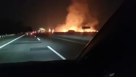 Meteor Jatuh Hantam Cirebon? Warga di kawasan Cirebon, Jawa Barat, dikejutkan dengan munculnya cahaya terang dengan suara gemuruh di langit pada Minggu, 5-9- 2025 malam. Cahaya yang diduga meteor itu disebutkan jatuh di area Tol Ciperna dan memicu kebakaran. Kejadian ini dalam proses penelusuran pihak berwenang. #Meteor #MeteorJatuh #Cirebon #Ciperna #viral 