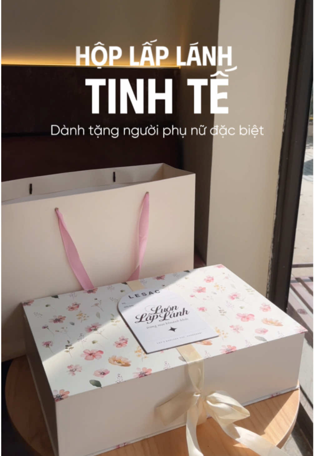 ✨ Hộp Lấp Lánh Tinh Tế với nhân vật chính là chiếc túi Scarlet Bag 🖤 Từ giao diện bên ngoài cho tới những món quà bên trong, tất cả đều đồng điệu một vẻ thanh lịch và tinh tế như chính người nhận. #LESAC #luonlaplanh #scarlet #hopqua #fyp 