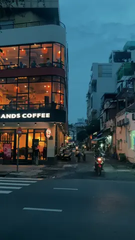 🍁 Chiều buông trên phố xá tấp nập, lòng người vội vã, còn ta cứ đứng đó, tận hưởng khoảnh khắc hiện tại… #ongchuu40 #saigon #caphe #binhyen #chill 