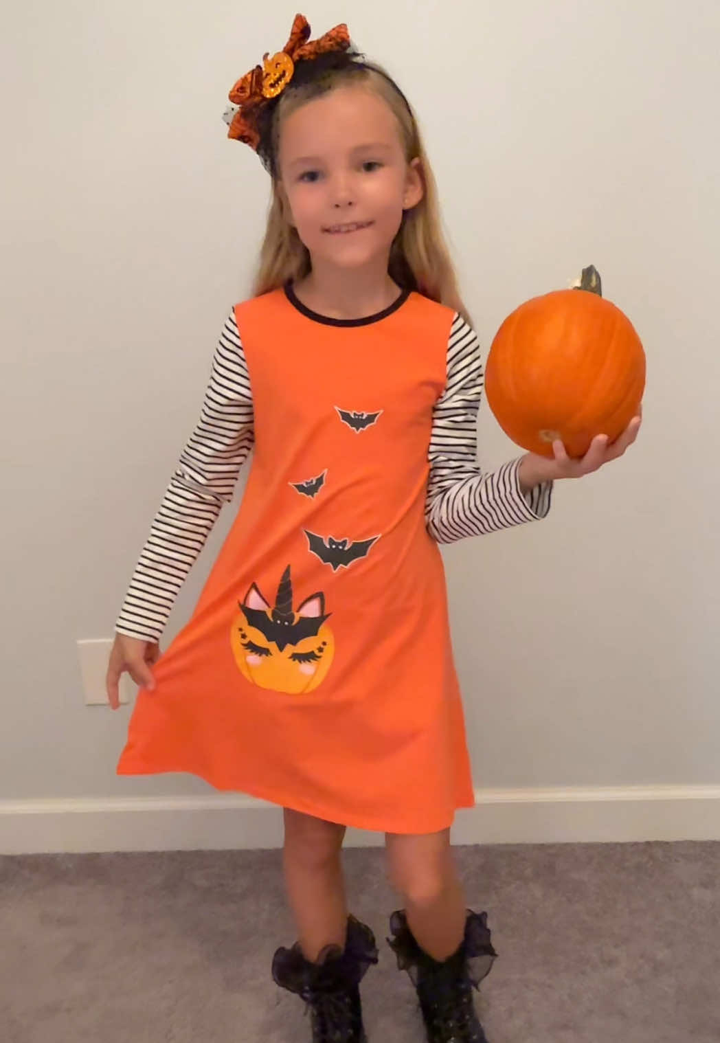 The cutest and most spooky dress — perfect for Halloween! 🎃🕸️ Found it at @Sunny Fashion Inc and couldn’t resist! 👻✨ #HalloweenStyle #ToddlerFashion #halloweenoutfit #SpookyCute #halloweencostume 