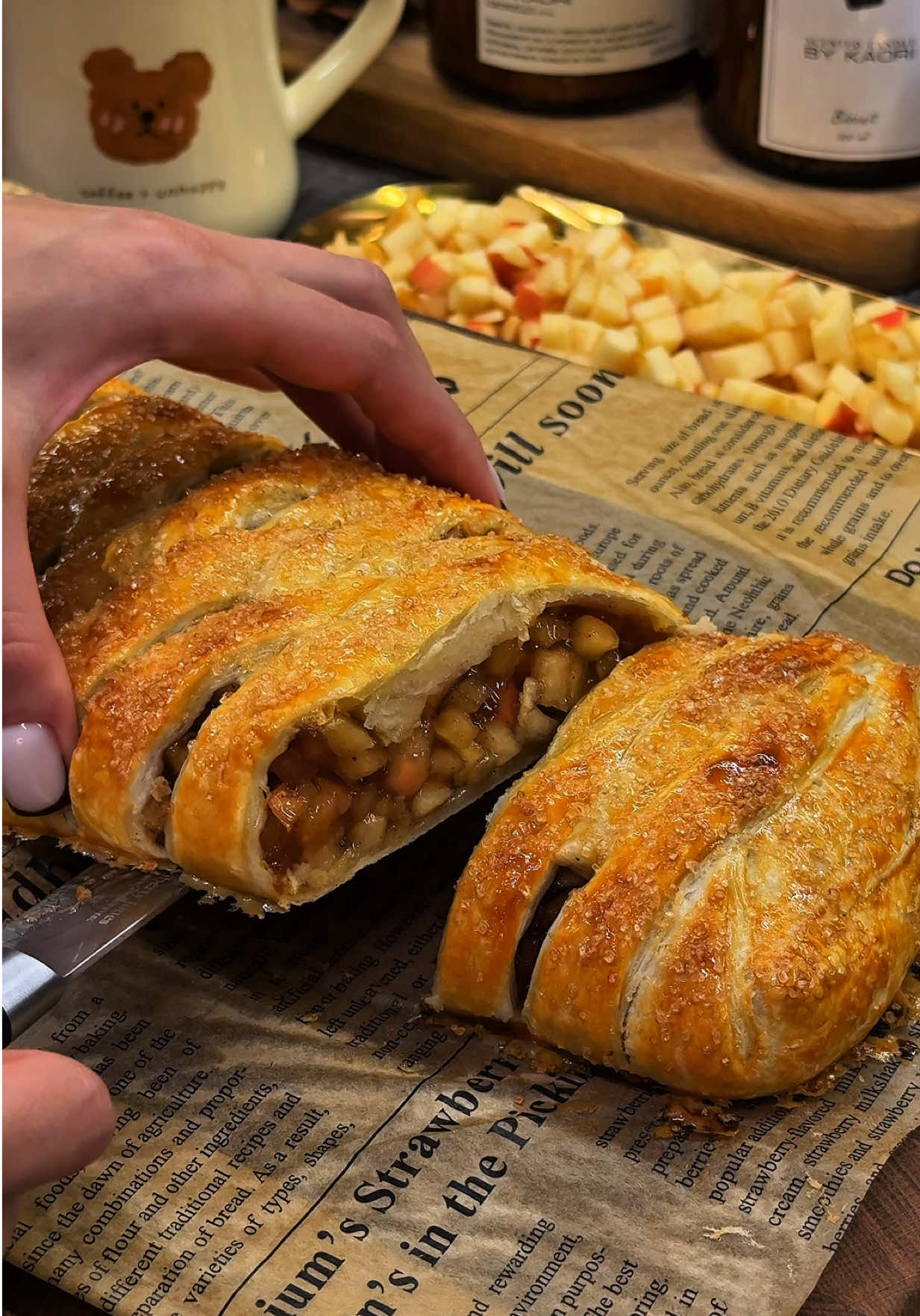не настоящий конечно - ленивый 🥧 • слоенное бездрожжевое тесто - 500 гр  • яблоки - 5 шт  • сахар - 25-50 гр ( зависит от сорта яблок, если кислые - добавить больше, пробуйте начинку по вкусу)  • корица - 1 ч ложка  • крахмал кукурузный - 1 ч ложка  • вода - 50 мл • яичный желток - для смазывания  ГОТОВИМ❣️: 🥧 яблоки нарезать мелким кубиком и потушить до мягкости со сливочным маслом и сахаром, в конце добавить крахмал, разведанный с водой и потомить одну минуту, дать остыть  🥧 выложить начинку в середину раскатанного теста, сделать надрезы по краям и завернуть начинку краями, смазать яичным желтком и посыпать тростниковым сахаром  🥧 в разогретую до 180 градусов духовку на 30-35 мин, подаем с шариком ванильного мороженного Это очень вкусно, сохраняйте🤎 . . . . . . . . . . #эстетикомуд #эстетикаготовки #готовка #яблочныйштрудель #яблочнаяслойка 