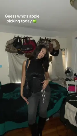 Do we love her 💋 #fyp #viral #october #applepicking #OOTD 