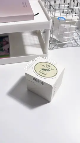 một chiếc mặt nạ wash off của nhà Skinfood với chiết xuất từ gạo 🌾 texture của em này mịn, rửa xong da mềm, siêu ưng. ngoài ra còn có hiệu ứng sáng da tạm thời nữa.  ai muốn dưỡng sáng thì có thể thêm em này vào routine chăm da của mình nha 🙌🏻 (không liên quan nhưng mình mê nhạc của mấy nhóc illit xỉu) #unboxing #goclamdep #fyp #BeautyTok #kbeauty 