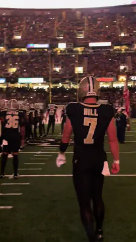 Guess who’s back! Enjoy this throwback video of Taysom Hill and Foster Moreau that I got from the flag unfurl last season since they are BOTH back for their first game of the season today against the Giants! ⚜️🫶🏻 #whodat #saints #nfl #saintsvsgiants #neworleanssaints 