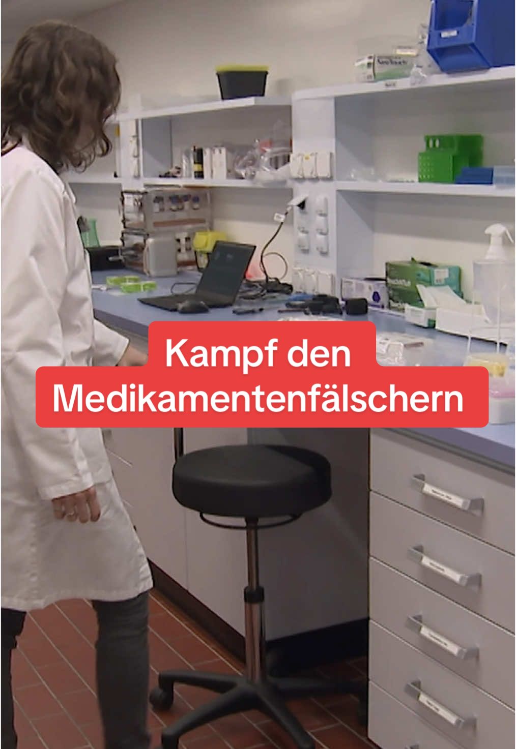 Jedes zehnte Medikament weltweit ist gefälscht, das zeigt eine kürzliche Untersuchung des Pharmaceutical Instituts PSI. Auch in der Schweiz stösst der Zoll immer wieder auf verdächtige Pakete mit gefälschten Medikamenten – die meisten davon wurden im Internet bestellt. Solche Medikamente können für die Konsumenten gefährlich sein. Im luzernischen Schachen betreibt die Firma MSD ein Labor, das den Fälscher auf die Schliche kommen will und Übeltäter den Behörden meldet. #medikamente #srfnews #news #srf