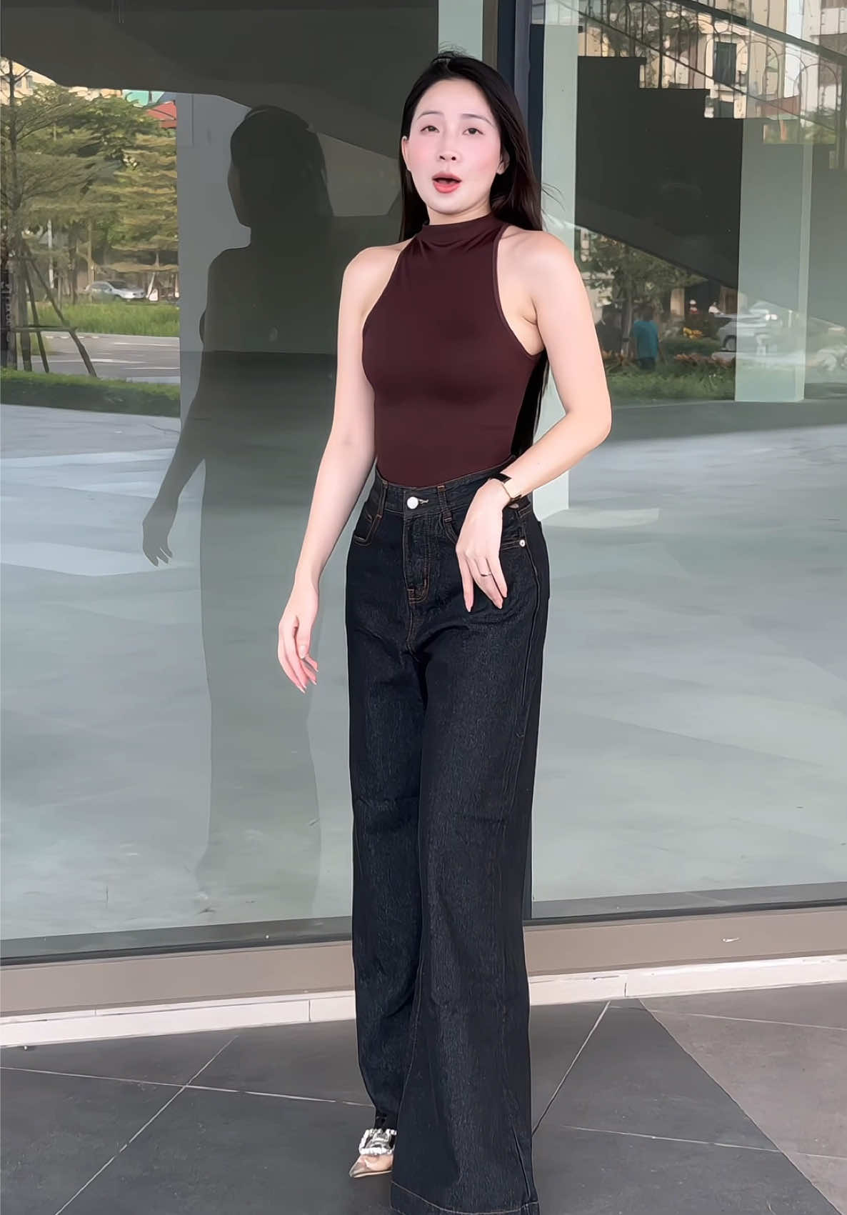 Có em quần này phối áo gì cũng thấy nịnh dáng cơ ạ 😘 #jeans #quansuong #xuhuong #nguyentramanh 