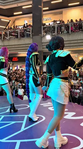 Un estreno lleno de emoción y corazón 💔 K-pop Demon Hunters, Caracas No hay palabras para describir la mezcla de emociones que sentimos hoy en el gran estreno de Demon Hunters en el Sambil. Desde el fondo de nuestros corazones, ¡GRACIAS! 🙏 Ver a cada uno de ustedes, especialmente a tantos niños disfrazados, con esa euforia, cantando y bailando con nosotros, fue el mejor regalo que podíamos pedir para nuestra primera presentación. Ese recibimiento... fue simplemente increíble e inolvidable.  Demostraron una vez más el gran apoyo y la pasión que tienen por nuestros shows.  Agradecemos inmensamente cada hora de espera y ese entusiasmo desbordado. Sabemos que por motivos de seguridad de todos los niños, la presentación de hoy fue más corta de lo que esperaban. Créannos, compartimos esa frustración. Queríamos entregarles el show completo, la experiencia total que hemos preparado con tanto esfuerzo, y lamentamos profundamente que no haya sido así. La producción de @tusambilccs como siempre profesionales y garantizando la seguridad de todos, hizo lo correcto al recortar las presentación. Nuestra prioridad siempre serán los niños y su seguridad no está en juego.  Por favor, les pedimos un poquito de comprensión y paciencia. Este es solo el inicio, y la energía que nos dieron hoy nos impulsa a seguir adelante. La promesa es firme: muy pronto regresaremos para presentar el show de Demon Hunters ¡COMPLETO!  Queremos que vivan la magia en su totalidad. Manténganse atentos a nuestras redes para la nueva fecha. ¡Su apoyo lo vale todo! #DemonHunters #KPopShow #Sambil #Gracias #VolveremosPronto 