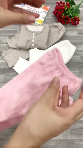 Bộ len thỏ mềm mịn co giãn thoải mái mặc cho bé những ngày thời tiết se se lạnh chân ái nha.#bolentho #bolenthochobe #bodaitaythudongchobe #viralvideo #xhuong 