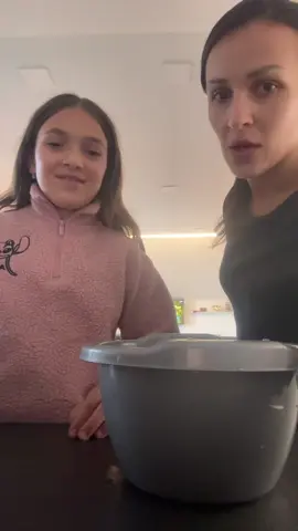 Prepis: 2 jajca 230 g margarin 2 jajca 3 kašike kisela pavlaka 100g šicer 1 pecivo 150 g orasi meljani 600g brašno  Preliv: 600g šićer 700ml voda 1 limun Pecete na 200 c dok ne porumeniv….