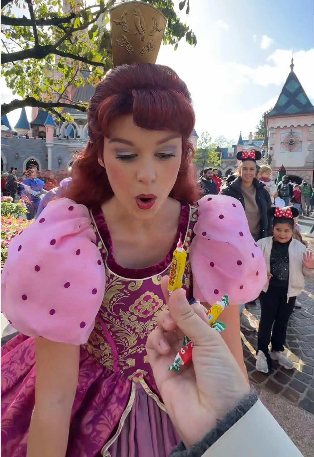 Moi qui pensais avoir peur des vilains… finalement, je leur donne des bonbons 😜🍬 Partage de douceur avec les plus terrifiants de Disneyland 😈🎃 #dlp #Halloween #disneylandparis #gaston #foryou 