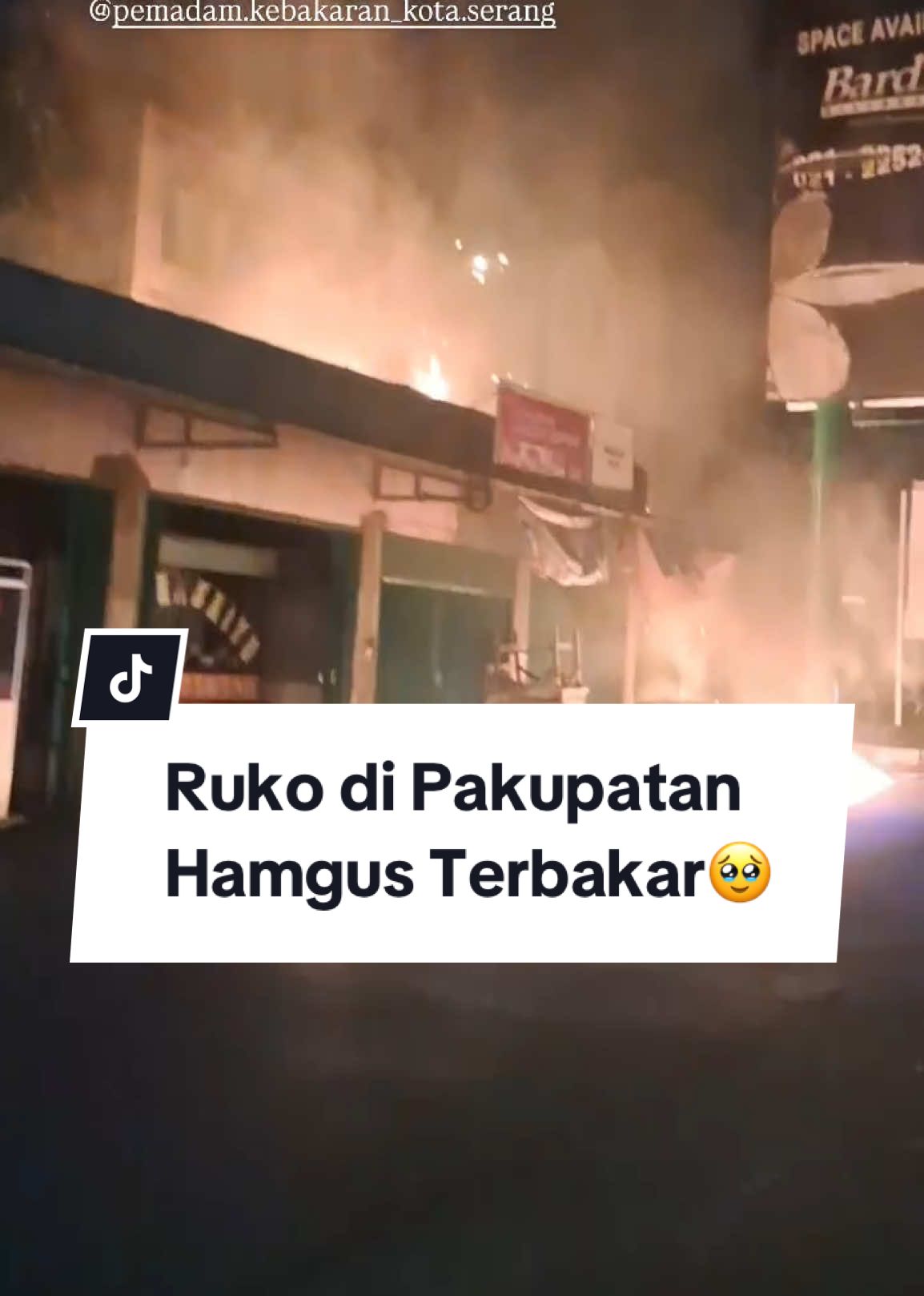 Kebakaran terjadi di Pakupatan, Kota Serang deretan ruko-ruko dekat Terminal Pakupatan. (05/10/25) Api mulai muncul sekira pukul 19:00 WIB, dugaan awal dari warganet api bersumber dari gardu listrik lalu merambat ke ruko dan mobil yang ada di dekatnya. Penyebab pasti masih diselidiki pihak terkait, petugas pemadam sudah berada di lokasi. Stay safe warga Serang!  - #Infoserang #serang #banten #