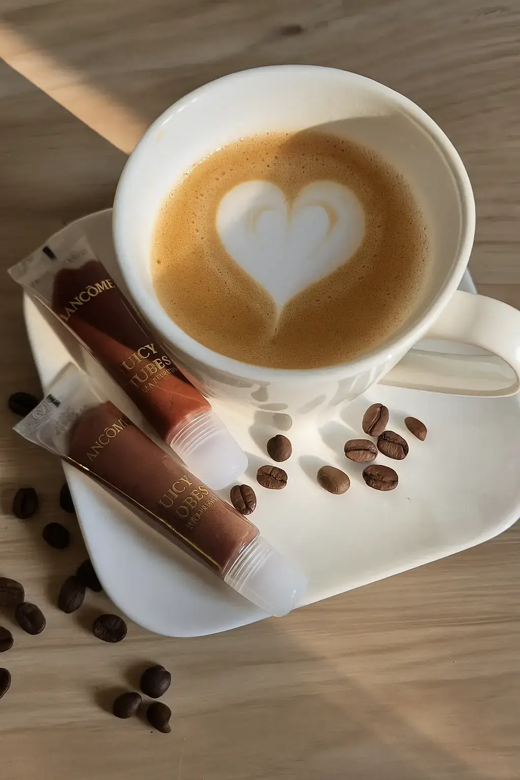 Le gloss iconique @Lancôme , des années 2000 fait son grand retour avec deux nouvelles teintes ultra-tendances : Cocoa Macchiato, un brun chaud et gourmand, et Almond Grip, un nude amande subtil et crémeux. Parfaits pour adopter le look 
