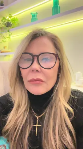 A reestruturação familiar no olhar sistêmico ajuda a perceber que sua dor atual pode estar ligada a histórias familiares não resolvidas — e não apenas ao que seu parceiro ou filhos fazem agora. Quando um casal entra em conflito, geralmente não são só duas pessoas discutindo. São duas histórias. Duas infâncias. Duas bagagens emocionais tentando se fazer entender. A boa notícia? Você pode interromper o ciclo. Reestruturar a forma como você se relaciona consigo, com o outro e com a família. Salve este vídeo se fez sentido pra você. 💬 Me conta aqui: você percebe padrões familiares se repetindo no seu relacionamento?@psicologacirenevaladao Acolhimento sistêmico para casais e famílias que desejam se reconectar. #PsicologiaSistêmica #TerapiaDeCasal #saudemental #CuraEmocional #Psicologia 