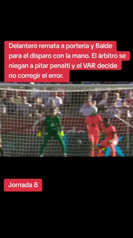 Delantero remata a portería y Balde para el disparo con la mano. El árbitro se niegan a pitar penalti y el VAR decide no corregir el error. #SevillaFC #FCBarcelona #LaLiga #Robo 