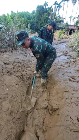 Mệt chứ ! nhưng không làm thì ai giúp dân ?  #chúbộđội  #xuhuong  #khacphuchauquasaubao 