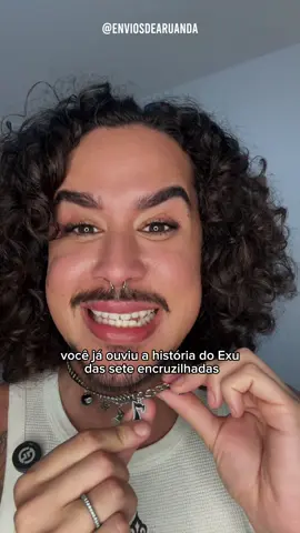 Já ouviu falar na história do Exu das Sete Encruzilhadas? 🌑 Guardião dos caminhos, libertador dos oprimidos, herói nascido no tempo da escravidão. Dizem que, em uma das suas vida, foi um capitão do mato. Mas cansado de caçar irmãos, se revoltou. Transformou cada trilha que conhecia em rota de fuga, cada encruzilhada em esperança. Foi perseguido, morto em dor… mas renasceu em força. Na morte, firmou o pacto: guardar todos os caminhos e libertar todas as almas que buscam saída. Exu das Sete Encruzilhadas não caça. ⚡️ Ele guia. Ele protege. Ele liberta. Laroyê! ✨ 🔻 Se essa história tocou você, 👉 Salve para lembrar, 👉 Compartilhe com quem precisa ouvir, 👉 Comente “Laroyê” para firmar esse axé. Repost somente nos stories  #umbanda #exu #candomble #espiritualidade